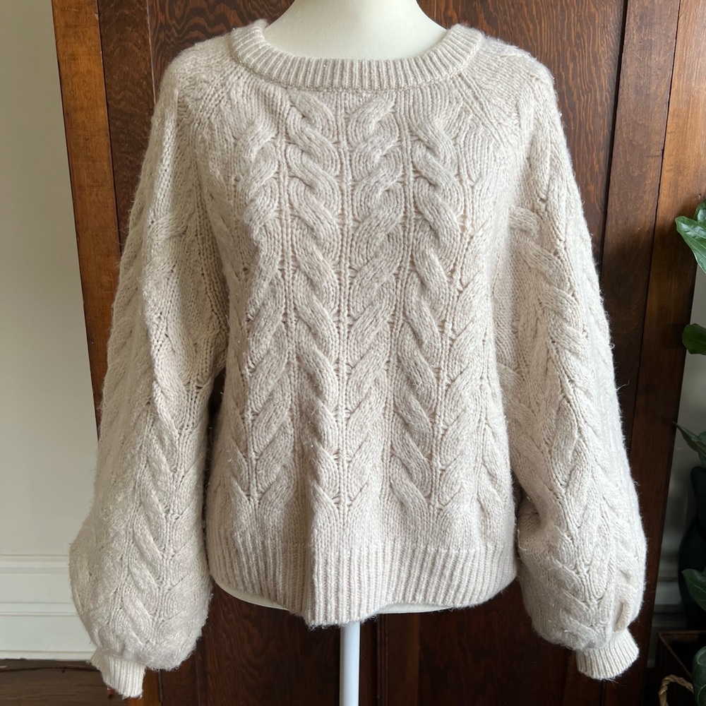 Abercrombie & Fitch cable knit sweater in Ivory.  Size M.